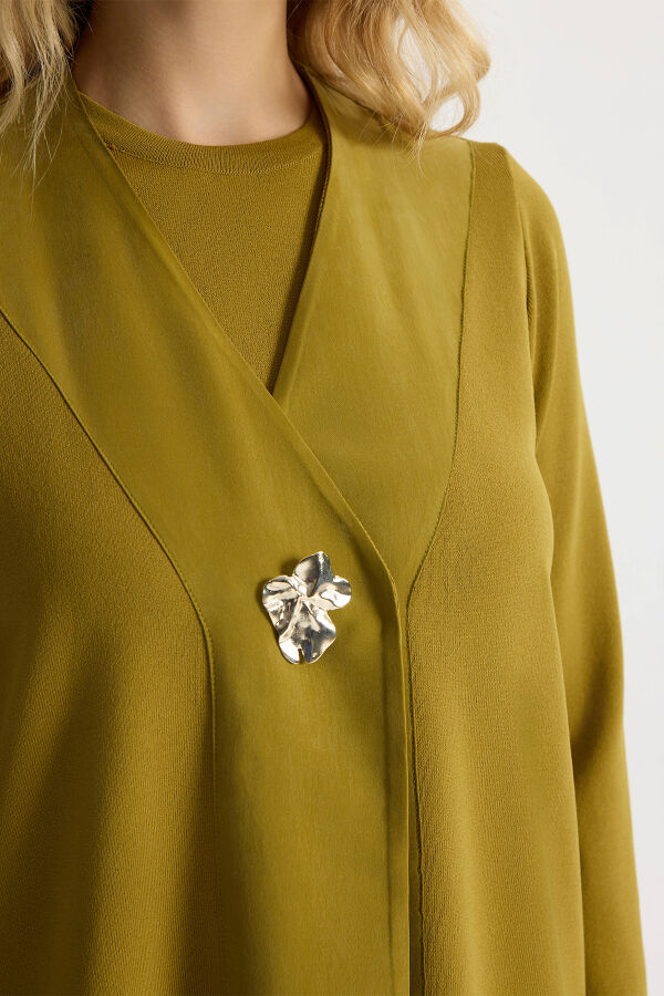 Brooch Detailed V-Neck Jacket - 3