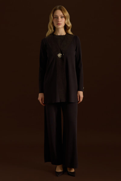 Brooch Detailed V-Neck Jacket 