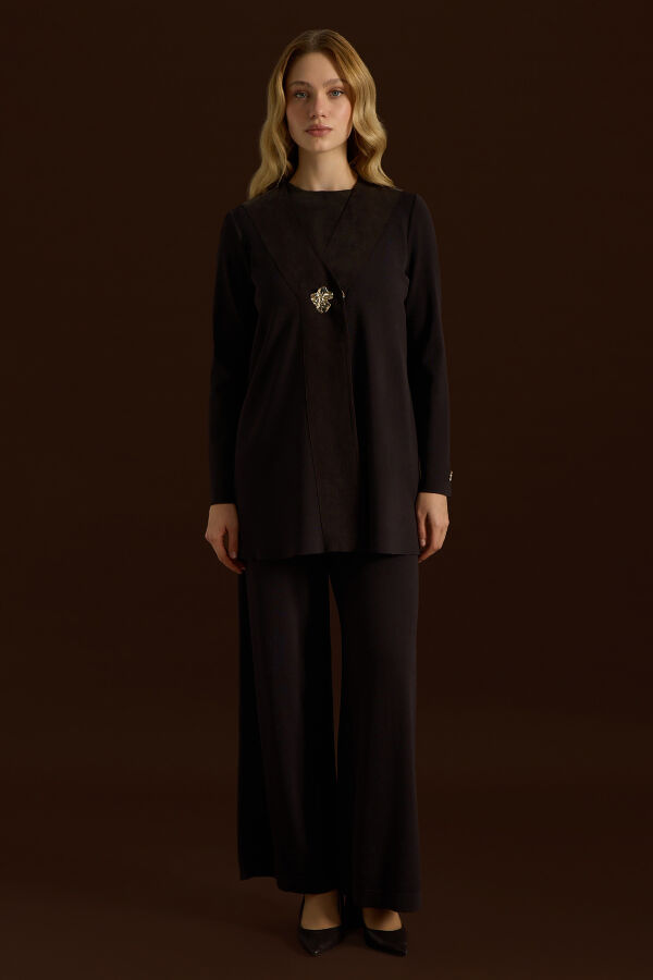 Brooch Detailed V-Neck Jacket - 1