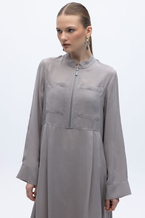 Önü Fermuarlı Hakim Yaka Cupro Elbise Gri - 4