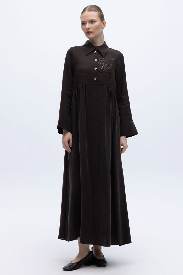 Önü Pul Nakışlı Uzun Elbise Kahverengi - 1