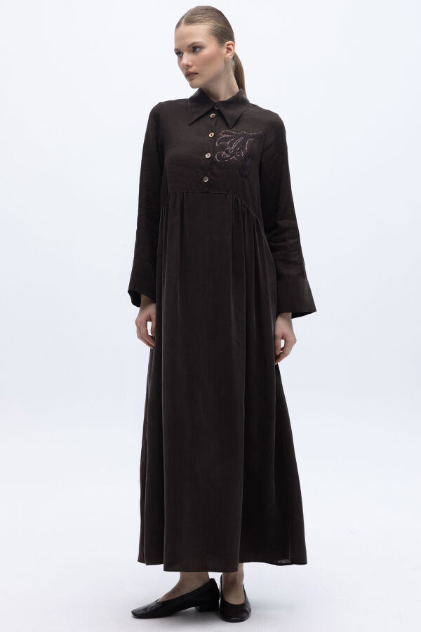 Önü Pul Nakışlı Uzun Elbise Kahverengi - 4