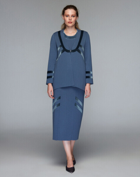 V Yaka Kadife Detaylı Klasik Siyah Hırka 