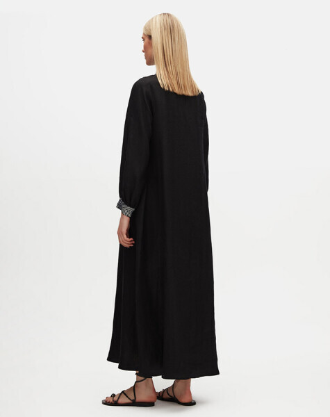 Yakası ve Bileği Triko Detaylı Keten Siyah Elbise - 2