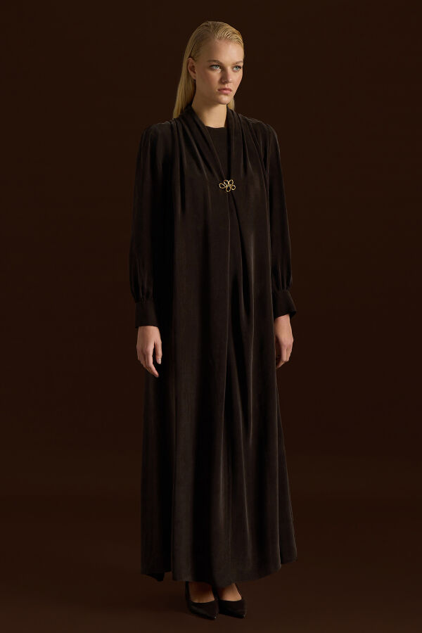 Yaka Detaylı Broşlu Cupro Elbise Kahverengi - 1