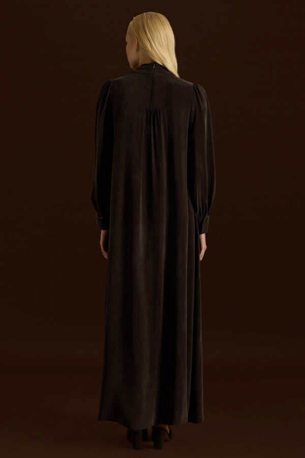 Yaka Detaylı Broşlu Cupro Elbise Kahverengi - 4