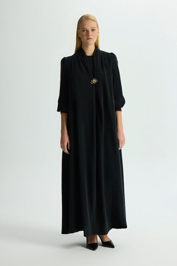 Yaka Detaylı Broşlu Cupro Elbise Siyah - 1