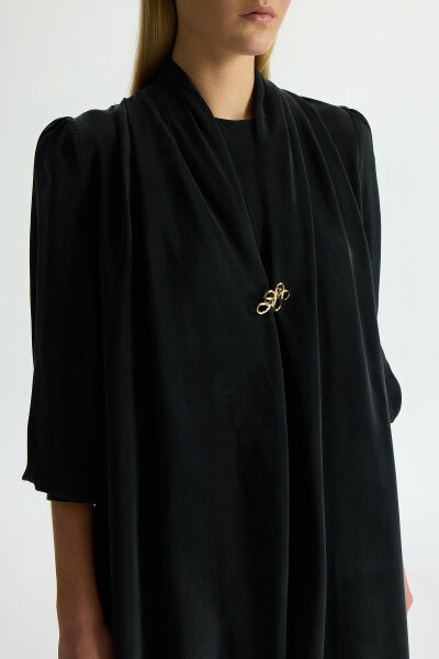 Yaka Detaylı Broşlu Cupro Elbise Siyah - 3