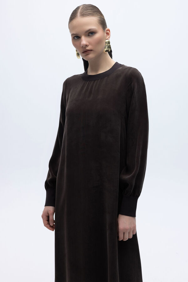 Yuvarlak Yaka Cupro Uzun Elbise Kahverengi - 3