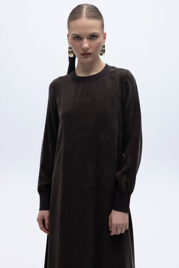 Yuvarlak Yaka Cupro Uzun Elbise Kahverengi - 4